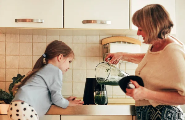 Amar Abuela Cocinando Junto Con Nieta Casa Usando Licuadora Para — Foto de Stock