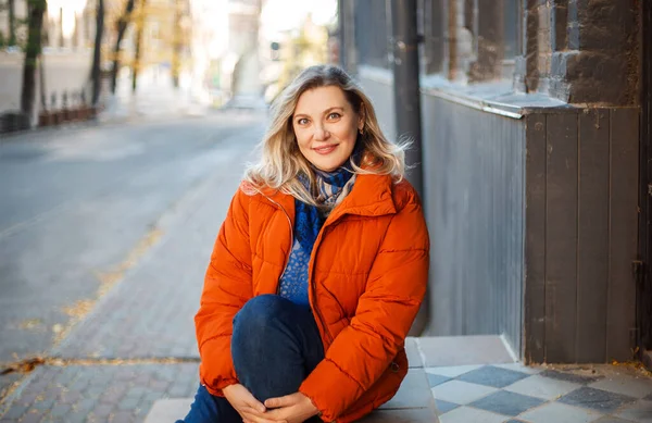 Felice Sorridente Donna Mezza Età Piumino Arancione Seduto Scale Cemento — Foto Stock