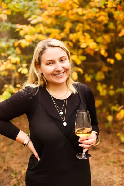 Blod Hembra Vestido Negro Disfrutando Del Vino Blanco Soleado Día — Foto de Stock