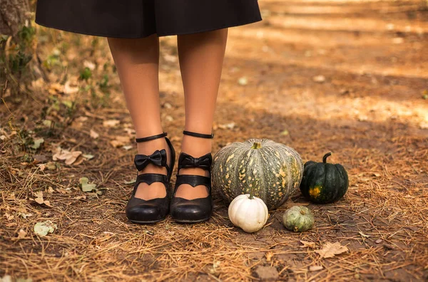 Feliz Halloween Foto Recortada Pies Femeninos Zapatos Negros Cuero Retro —  Fotos de Stock