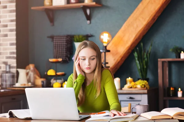 Joven Mujer Pensativa Freelancer Sentado Mesa Casa Con Ordenador Portátil —  Fotos de Stock