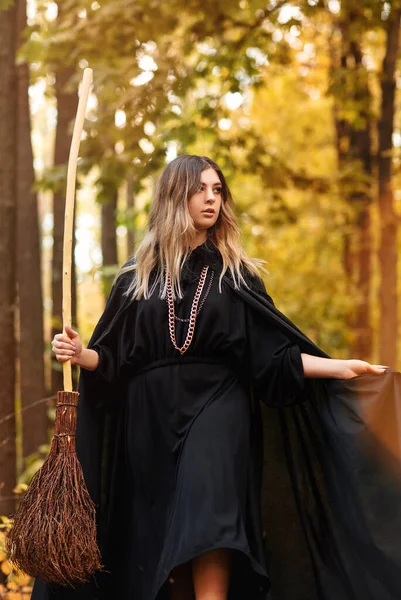 Blonďatá Žena Kostýmu Čarodějnice Koštětem Kráčející Stezce Pokryté Podzimními Listy — Stock fotografie