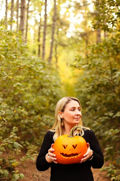 Photo Rapprochée Une Jeune Femme Blonde Tenant Une Citrouille Artisanale — Photo