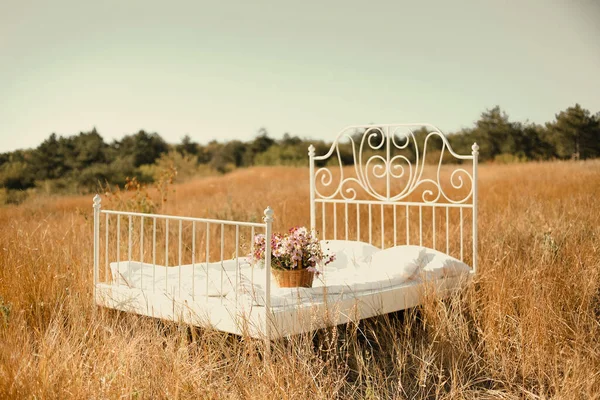 Photo Shoot Nature Wrought Iron Bed White Linen Standing Center — Stock Photo, Image