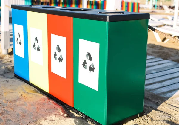 Foto Close Quatro Recipientes Reciclagem Cores Diferentes Com Logotipos Praia — Fotografia de Stock