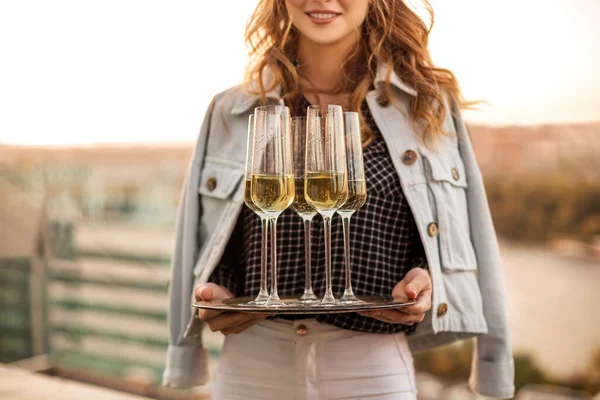 Молодая Блондинка Улыбающаяся Женщина Держит Поднос Шампанским Игристое Вино Бокалах — стоковое фото