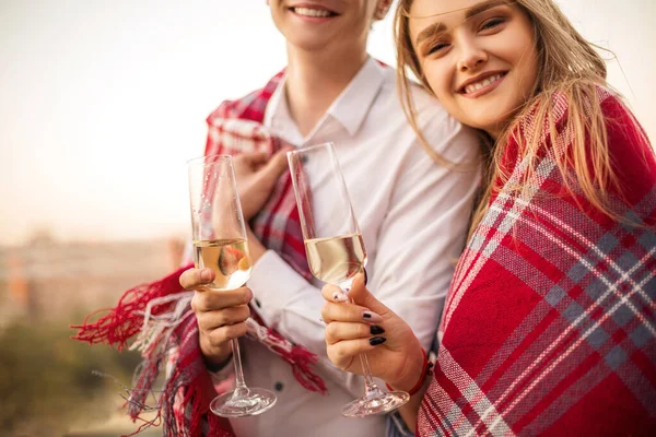 Mooi Liefdevol Paar Verpakt Een Deken Glimlachend Camera Jonge Man — Stockfoto