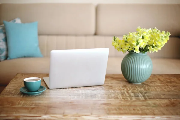 Offener Laptop Tasse Kaffee Und Türkisfarbene Vase Mit Wunderschönen Gelben — Stockfoto