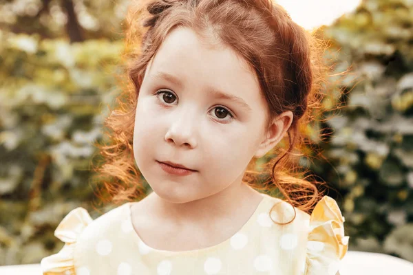 Nahaufnahme Porträt Des Niedlichen Kleinen Entzückenden Rothaarigen Mädchens Mit Lockigem — Stockfoto