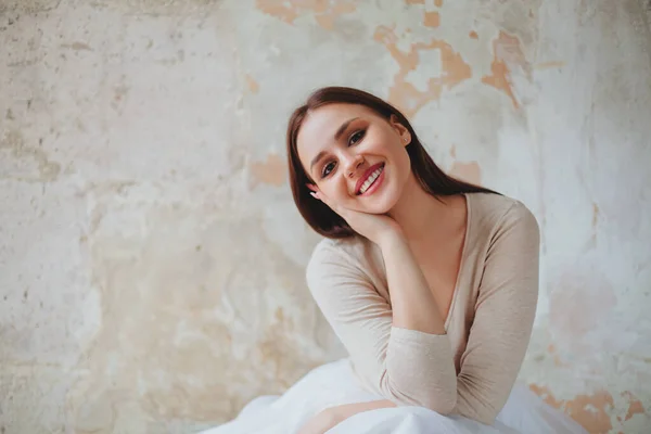 Beautiful Young Brunette Romantic Woman Sitting Barefoot Fluffy Long White — Stock Photo, Image