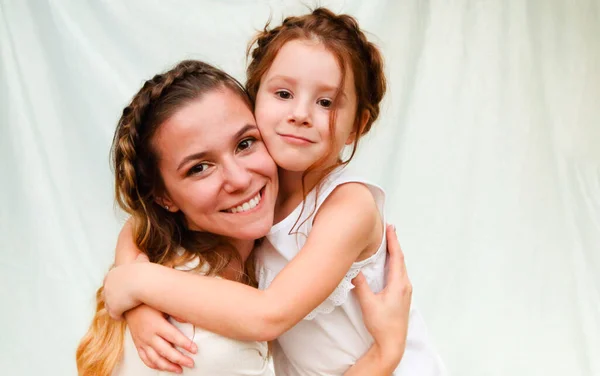 Maternidade Maternidade Amorosa Bela Jovem Mãe Com Cabelo Trançado Abraçando — Fotografia de Stock