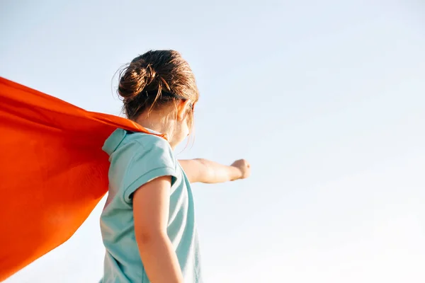 Porträtt Superhero Kid Mot Blå Himmel Bakgrund Joy Och Barndomskoncept — Stockfoto