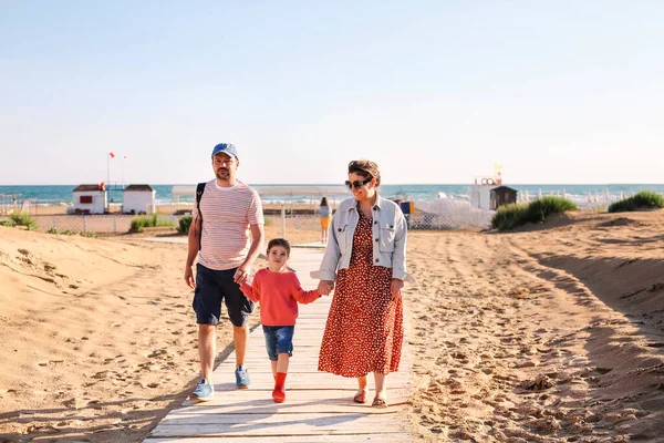 Foto Por Trás Feliz Jovem Família Três Caminhando Direção Praia — Fotografia de Stock