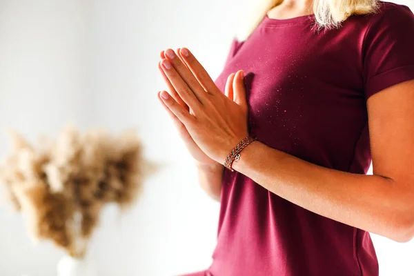 Foto Recortada Una Joven Dama Rubia Caucásica Tranquila Practicando Yoga — Foto de Stock