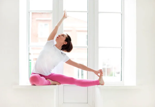 Spor Elbiseli Genç Formalı Bir Kadın Yoga Pozu Veriyor Beyaz — Stok fotoğraf