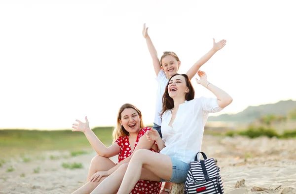 Famille Heureuse Deux Jeunes Femmes Petite Fille Passer Joyeusement Temps — Photo