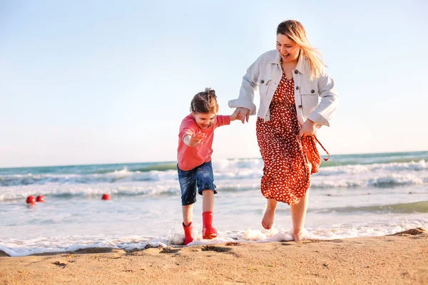 Молодая Любящая Мать Улыбающейся Дочерью Бежит Ней Солнечный Пляж Счастливая — стоковое фото