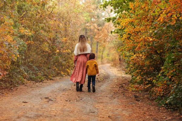 Vista Trasera Familia Joven Madre Hijo Pequeño Pie Bosque Otoño — Foto de Stock