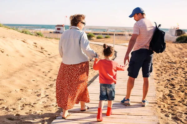 Foto Detrás Feliz Familia Tres Jóvenes Caminando Hacia Playa Del — Foto de Stock