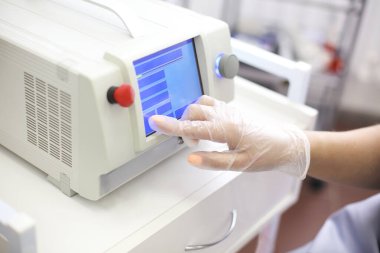 Kırmızı düğmeli, düğmeli, düğmeli, dokunmatik ekranlı ekranlı, tek kullanımlık eldivenli tıbbi personel eli, metin için yer ayarlı. Sağlık ekipmanları konsepti