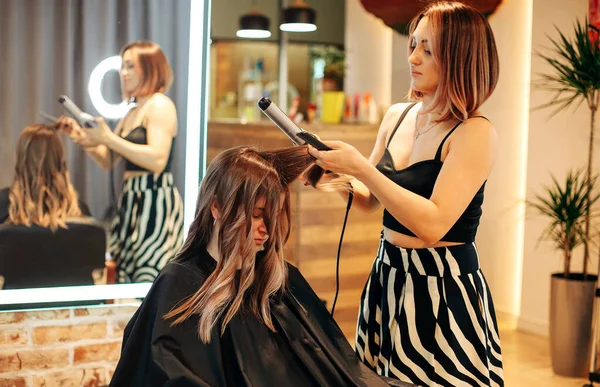 Giving Perfect Curl Young Attractive Woman Getting Her Hair Done — Stock Photo, Image