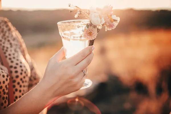 Colpo Ritagliato Donna Che Tiene Alto Bicchiere Acqua Dolce Decorato — Foto Stock