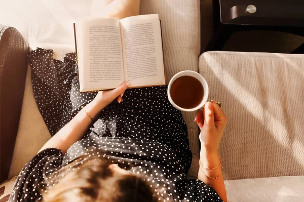 Foto Cima Jovem Mulher Vestido Casual Sentado Com Livro Xícara — Fotografia de Stock