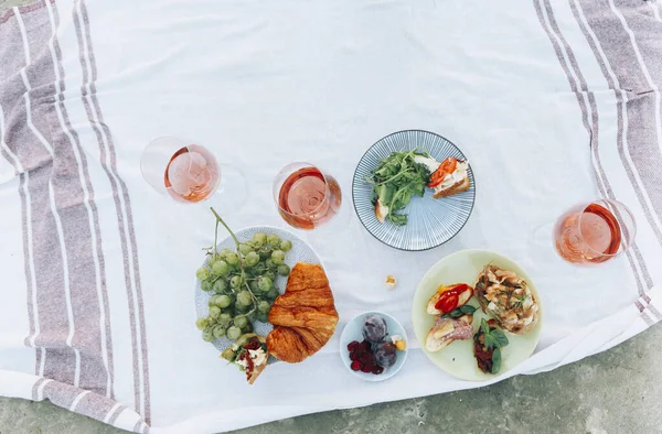 Fotografie Výše Krásné Letní Piknik Detaily Bílém Plátně Ubrus Croissant — Stock fotografie