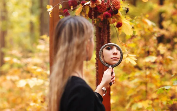 Foto Scenica Giovane Bella Ragazza Con Trucco Serale Con Costume — Foto Stock