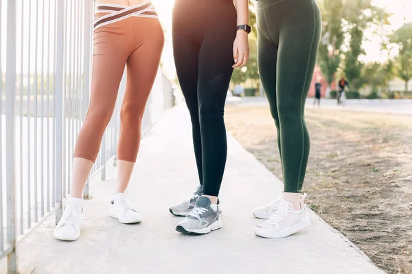 Foto Recortada Três Pares Pernas Femininas Meninas Leggings Esporte Tênis — Fotografia de Stock