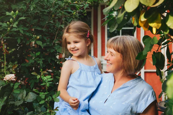 Gelukkig Liefdevolle Middelbare Leeftijd Oma Met Kleine Schattige Kleuterschool Kleindochter — Stockfoto