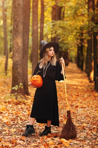 Концепция Хэллоуина Молодая Девушка Костюме Ведьмы Черной Длинной Шляпе Держа — стоковое фото