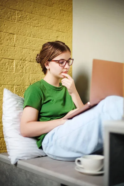 Adolescente Femenina Usando Netbook Mientras Relaja Las Escaleras Concepto Educación —  Fotos de Stock