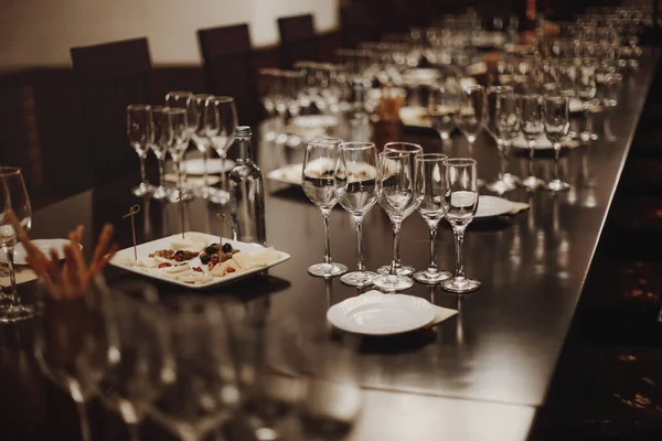 レストランでのワインの試飲手順中にテーブルの上に行に配置されたガラスのゴブレット — ストック写真