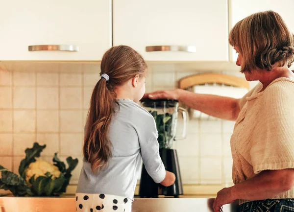 Amare Nonna Che Cucina Insieme Alla Nipote Casa Usando Frullatore — Foto Stock