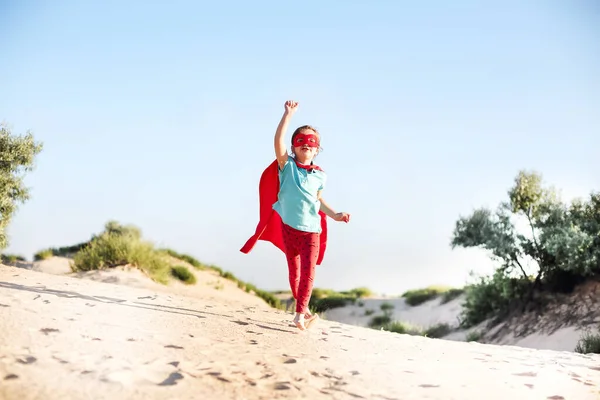 青い空の背景にスーパーヒーローの子供の肖像画 喜びと子供時代のコンセプト — ストック写真