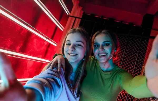Selfie Πορτρέτο Δύο Χαρούμενων Καλύτερων Γυναικών Φίλων Νεαρά Κορίτσια Φυσικό — Φωτογραφία Αρχείου