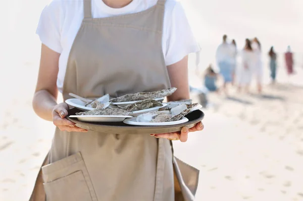 Donna Che Espone Ostrica Fresca Aperta Con Limone Vassoio Asporto — Foto Stock