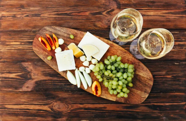 Weingläser Und Teller Mit Obst Und Käse Auf Holztisch Der — Stockfoto