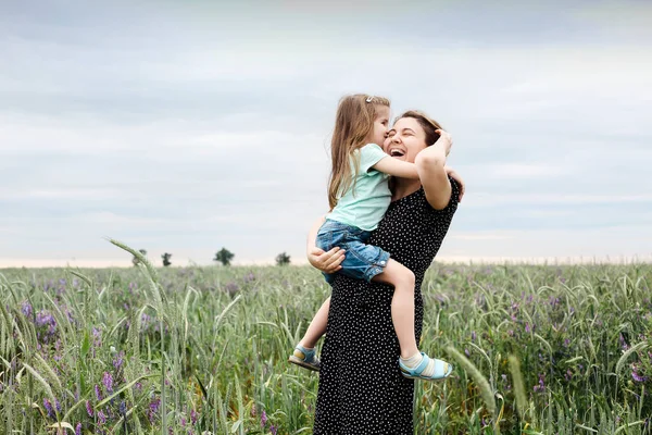 Bonne Mère Fille Avec Bouquet Fleurs Champ Embrassant Dans Prairie — Photo