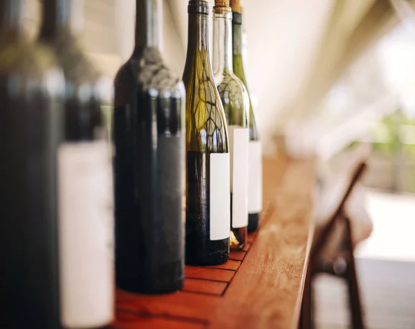 Weinflaschen Auf Holztisch Garten Bei Sonntags Party — Stockfoto