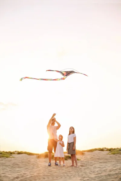 Mutlu Bir Aile Aileleri Çocuklarıyla Birlikte Plaj Tatilinde Yılanlarla Oynuyorlar — Stok fotoğraf