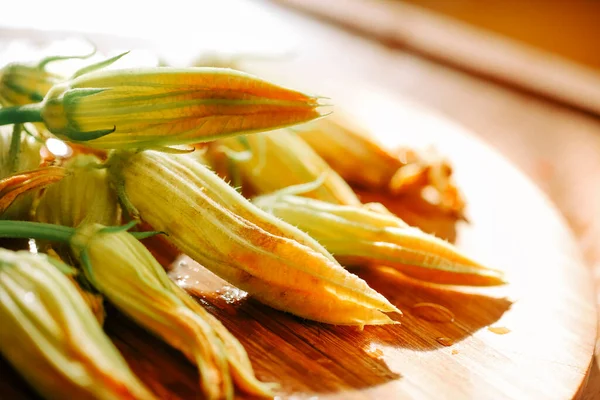 Fiori Zucchine Freschi Vicino Cucina Deliziosi — Foto Stock