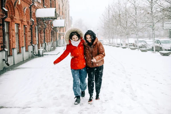 Two Happy Female Friends Enjoying Snowing Weather Outdoors Women Best — Stock Photo, Image