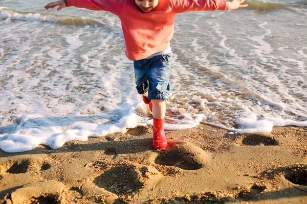 Söt Leende Liten Flicka Som Springer Solig Strand Glad Liten — Stockfoto