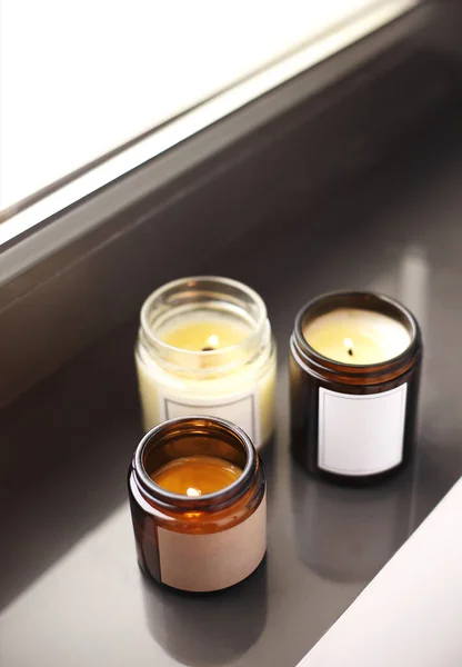 Τρία Κεριά Στο Περβάζι Του Παραθύρου Στο Σπίτι Τέμνονται Κοντά — Φωτογραφία Αρχείου