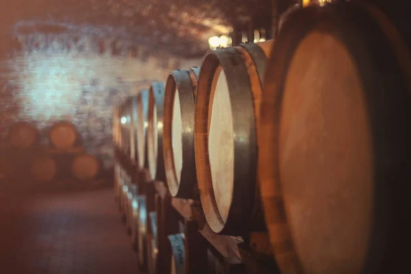 コピースペースのあるワインセラーの古いオーク樽 — ストック写真
