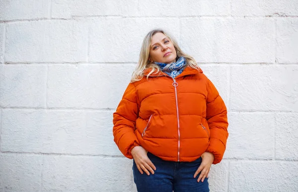 Glückliche Positive Frau Mittleren Alters Orangefarbener Daunenjacke Lächelt Die Kamera — Stockfoto