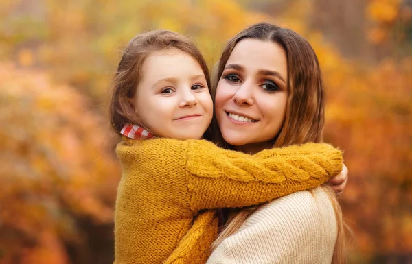 Genç Bir Aile Anne Küçük Bir Oğul Sonbahar Ormanında Yürüyüşe — Stok fotoğraf