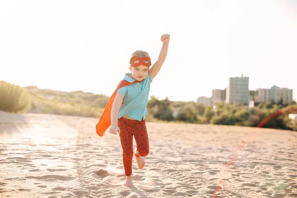 Porträt Eines Superhelden Kindes Vor Blauem Himmel Freude Und Kindheitskonzept — Stockfoto